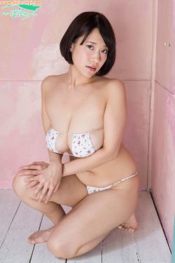 美女露双乳给男人吃奶